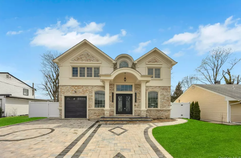 5 bed 4 bath home in Hicksville NY